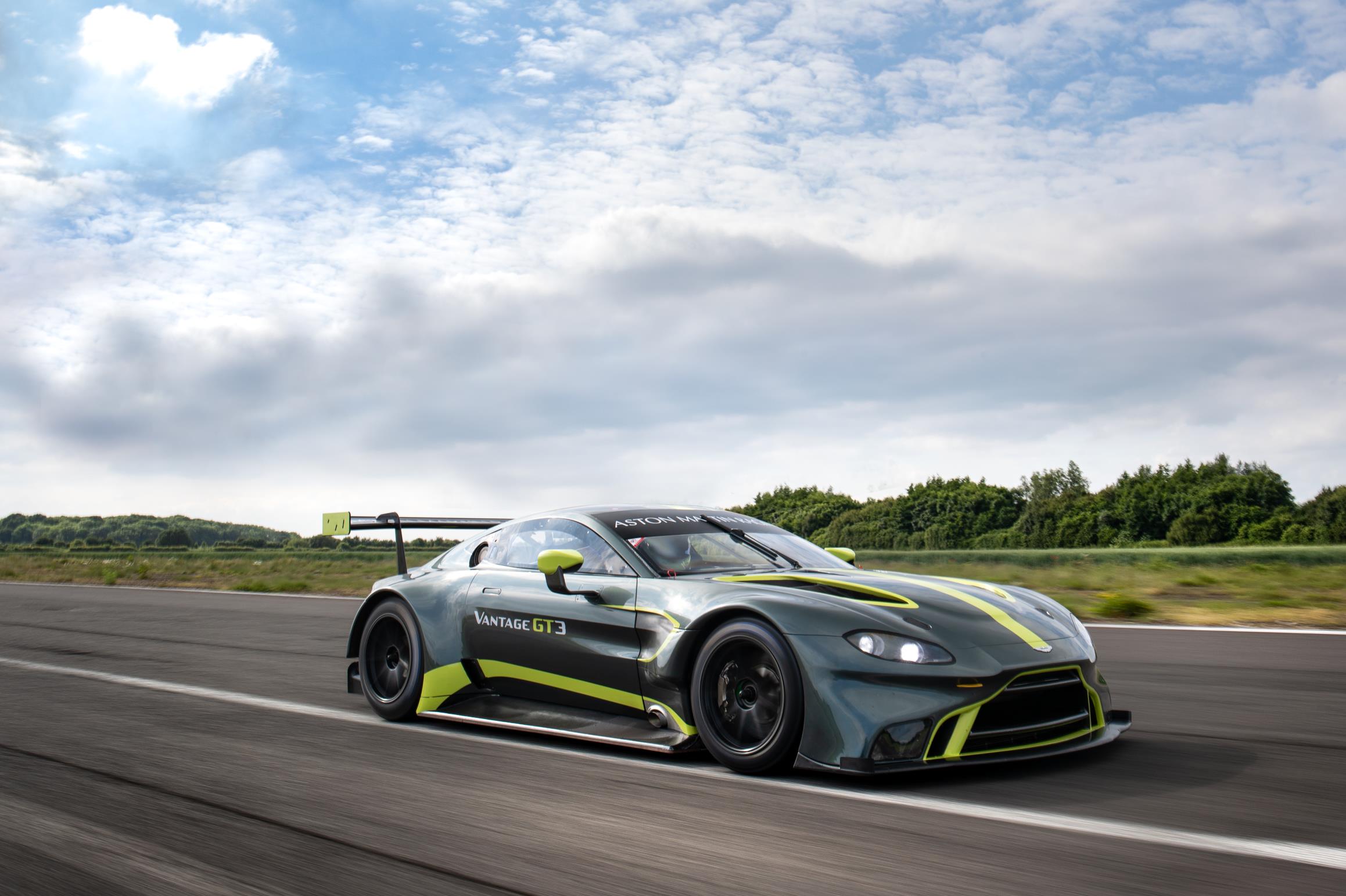 Aston Martin Vantage gt4