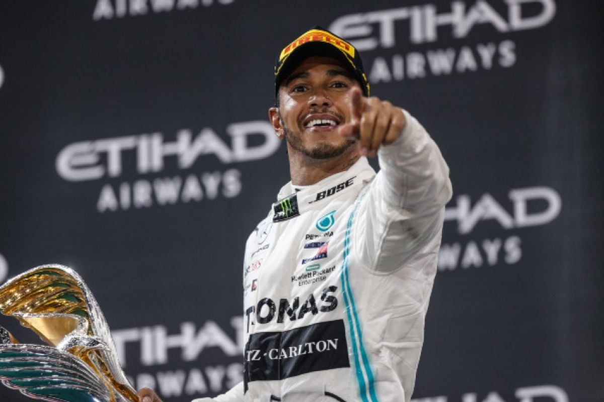 Lewis Hamilton takes lights to flag victory in Abu Dhabi 